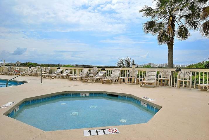Vacation rental for 4 people, with pool and balcony in Isle of Palms