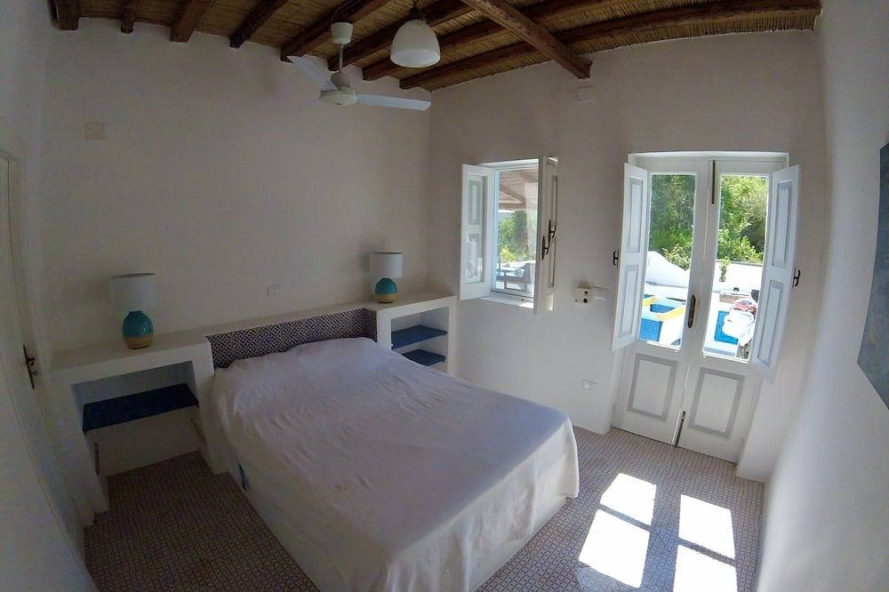 La Tana - Panarea in Spiaggetta di Drautto, Panarea