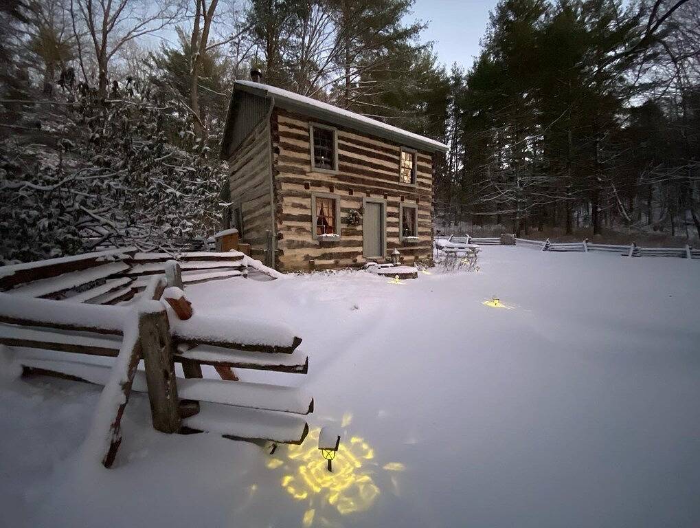 3 Sisters - Historic 1840 Pre-Civil War Log Cabin with sauna, hot tub & firepit! in Blue Ridge Parkway, Nelson County