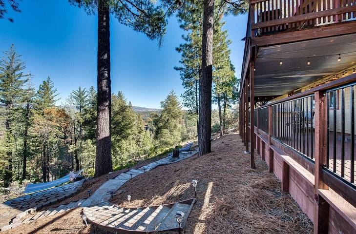 Vacation rental for 10 people, with pool and balcony as well as yard in Groveland (CA)