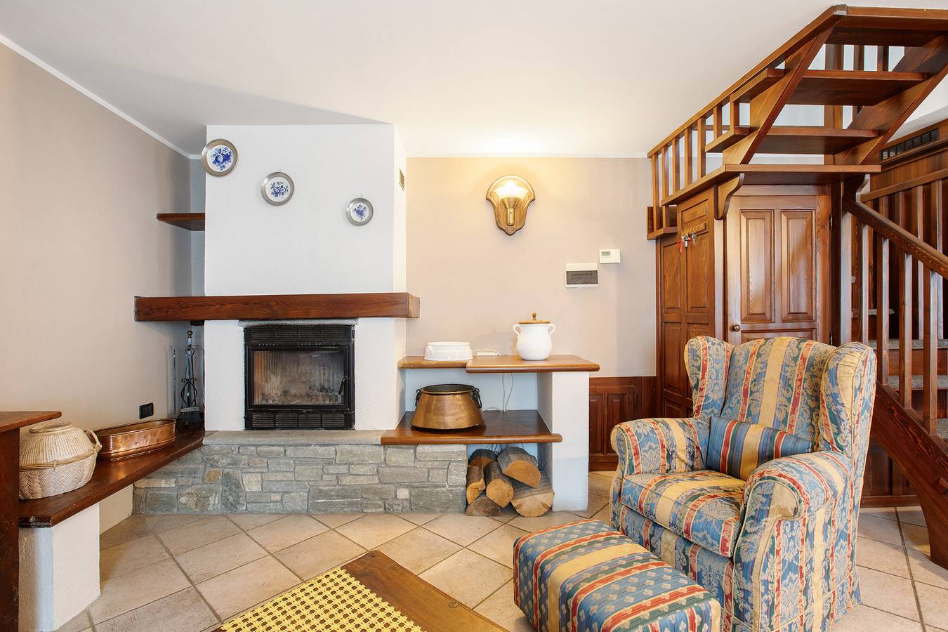 Entire apartment, Holiday Apartment "La Maison Du Coeur" with Balcony & Wi-Fi in Estaod, Comune di Montjovet
