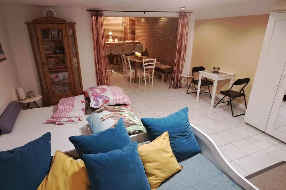 Ganze Wohnung, 2,5 Zimmer Wohnung mit Terrasse Nähe Phantasialand Eifel Therme mit Spielgeräten in Zülpich, Rheinland