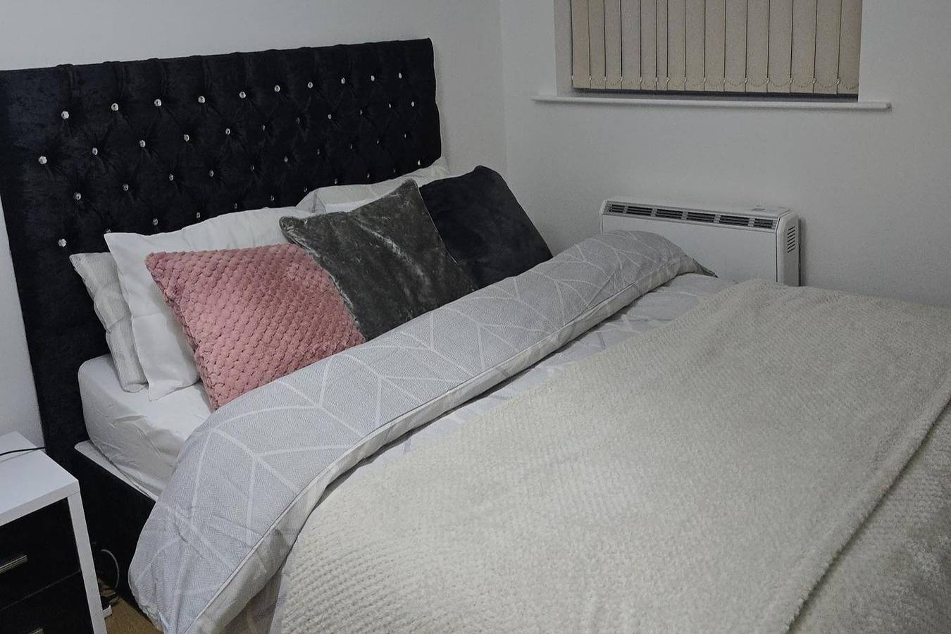 Emerald Apartment Sleeps 4 with Parking in Newham, London