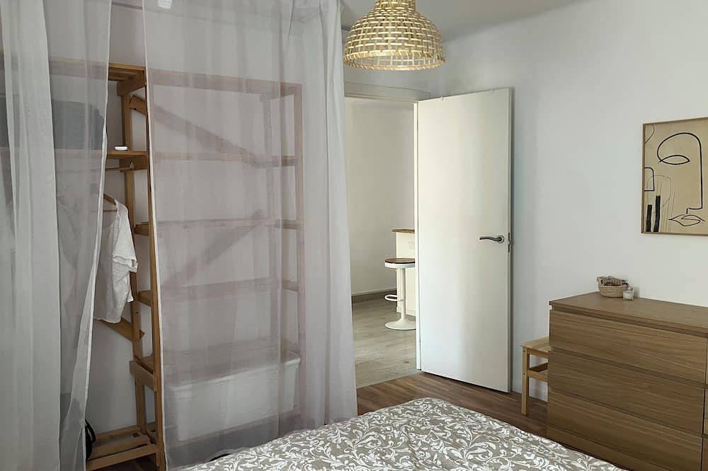 Entire apartment, 2 bedroom apartment close to Badalona Beach and the center of Barcelona in Santa Coloma de Gramenet, Barcelonès