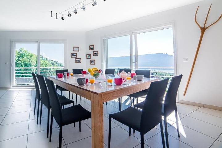 Location de vacances pour 10 personnes, avec sauna et vue ainsi que vue sur le lac et jardin, adapté aux familles à Pugny-Chatenod - 4