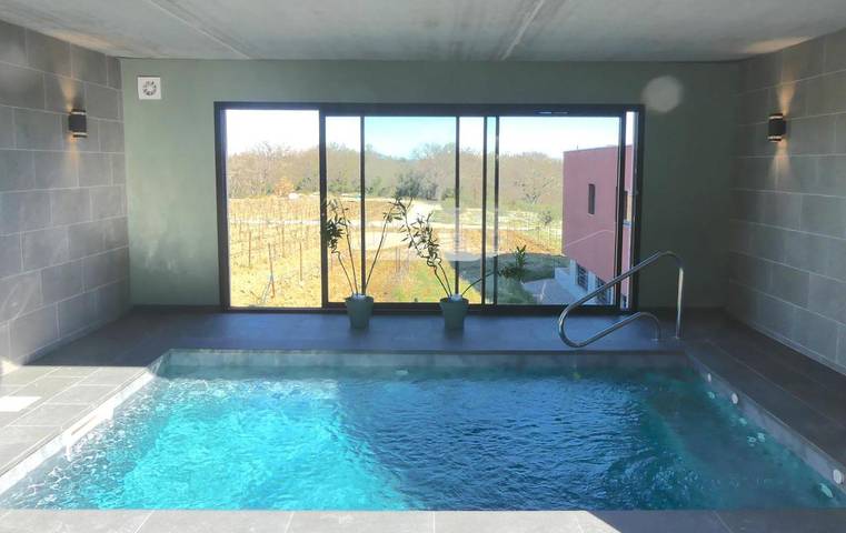 Gîte pour 4 personnes, avec piscine et vue ainsi que jardin et terrasse à Trouillas