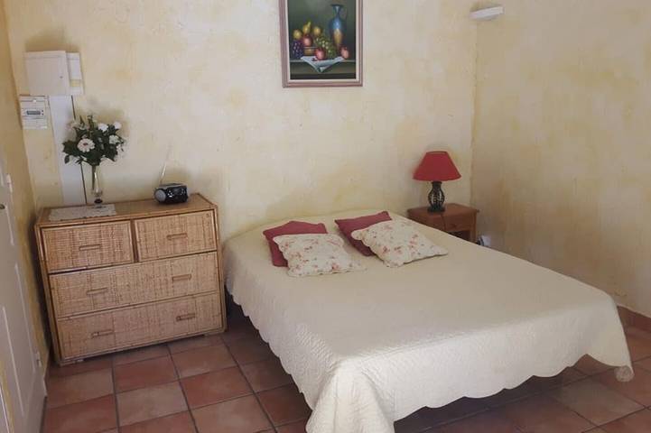 Gîte pour 2 personnes, avec piscine ainsi que jardin et terrasse à Belgentier - 2