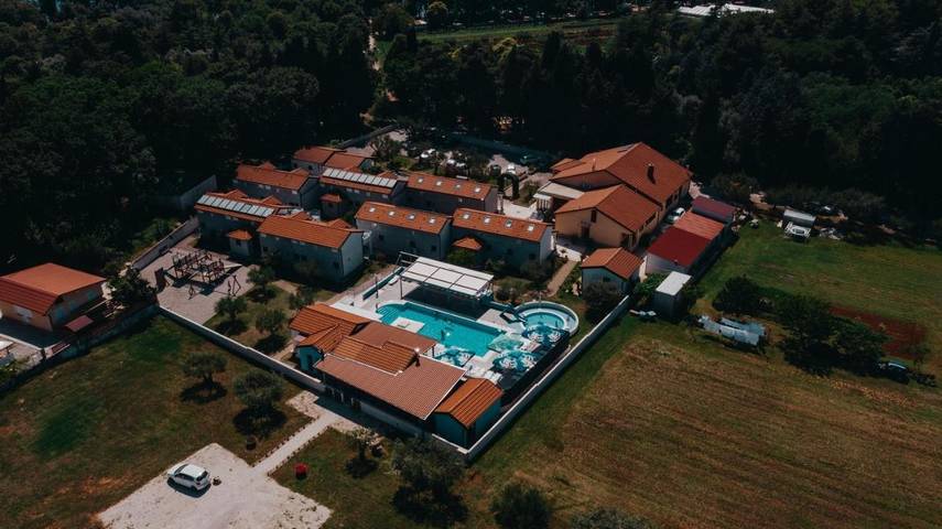 Resort per 2 persone, con piscina e giardino, con animali domestici in Istria