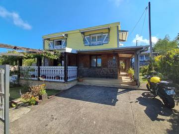 Gîte pour 9 personnes, avec piscine et jacuzzi ainsi que terrasse et jardin dans Piton de la Fournaise