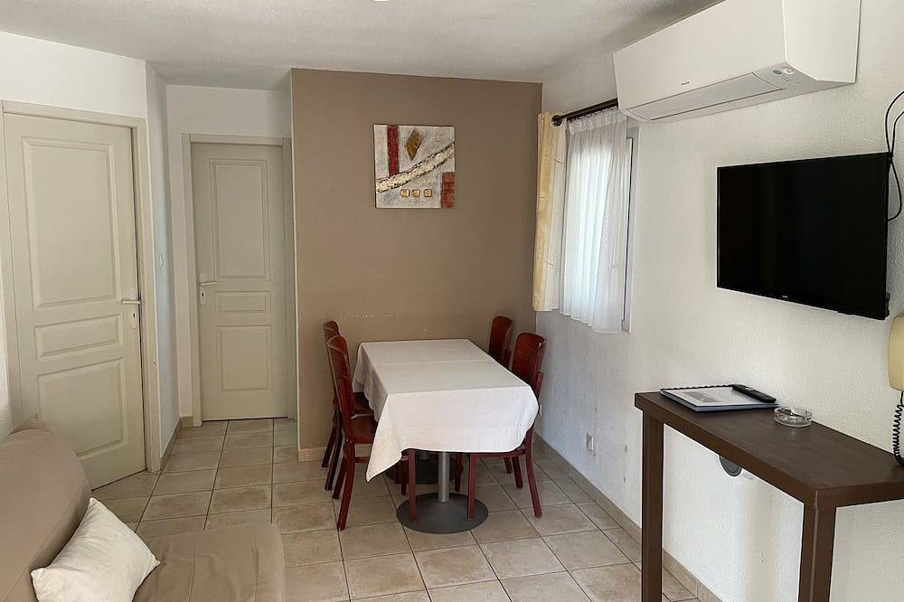 Lodge in a small private residence with swimming pool in a green setting in Cabrières-d'Avignon, Parc naturel régional du Luberon