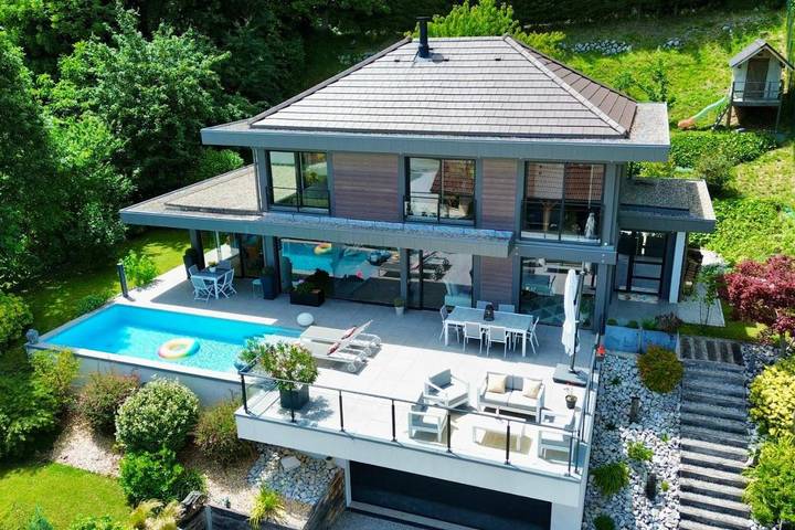 Villa für 6 Personen, mit Terrasse und Garten sowie Pool und Seeblick in Savoie