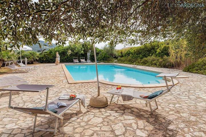 Gîte pour 4 personnes, avec Terrasse ainsi que Jardin et Piscine à Stintino