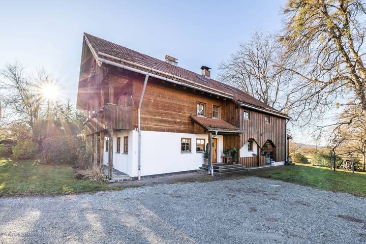 Studio entier, Studio « Appartement enchanteur au bord du ruisseau » avec vue sur la montagne et Wi-Fi in Benediktbeuern, Alpes bavaroises