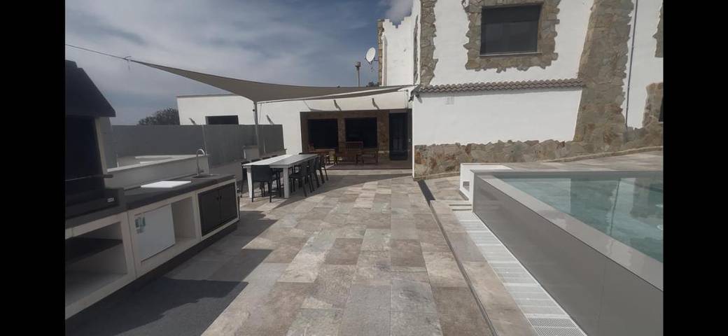 Chalet para 10 personas, con piscina para niños y piscina además de jardín y vistas en Alt Penedès - 4