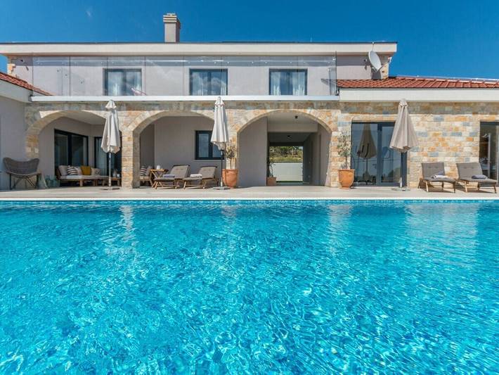 Villa pour 10 personnes, avec piscine et jacuzzi ainsi que sauna et balcon à Biograd na Moru