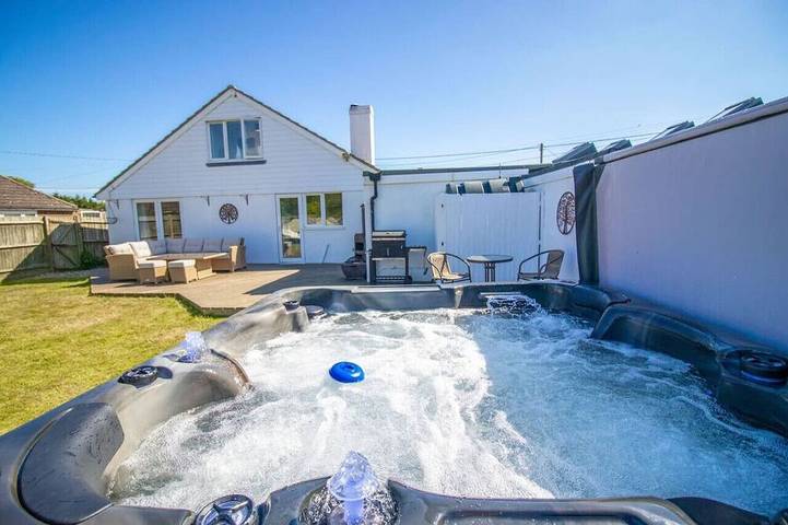 Cottage for 6 people, with hot tub and garden as well as terrace, with pets in Sussex