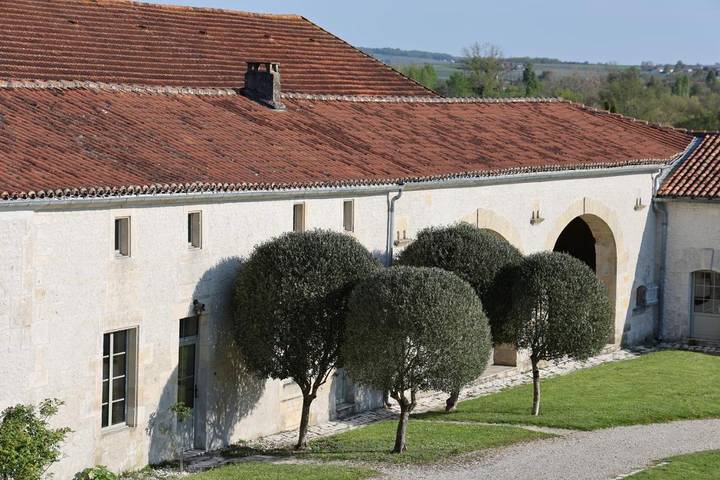 Location de vacances pour 2 personnes, avec piscine ainsi que terrasse et vue dans Réaux - 2