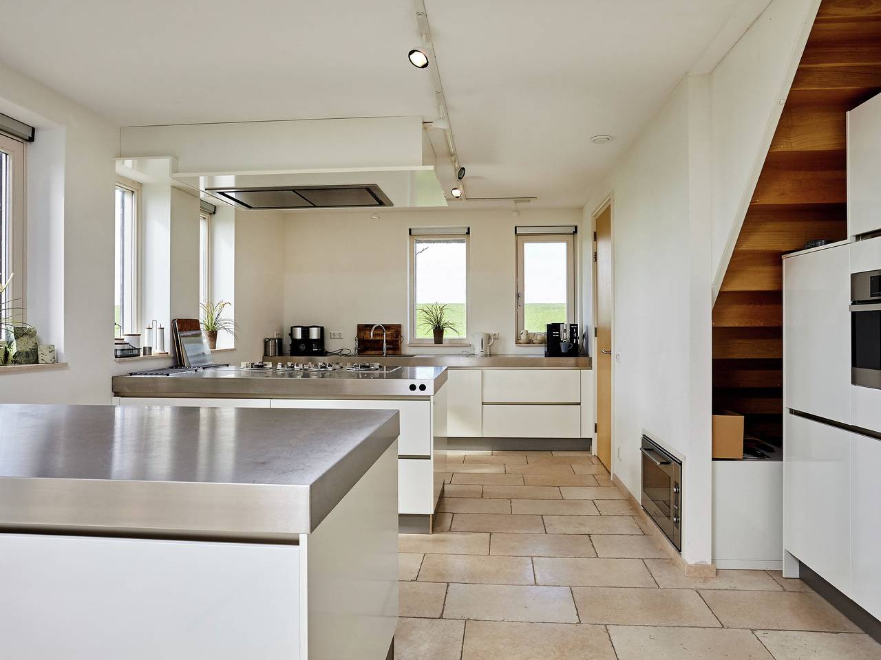 Raum zum Verbinden: Eine Küstenvilla in Dongeradeel, Niederländische Nordsee