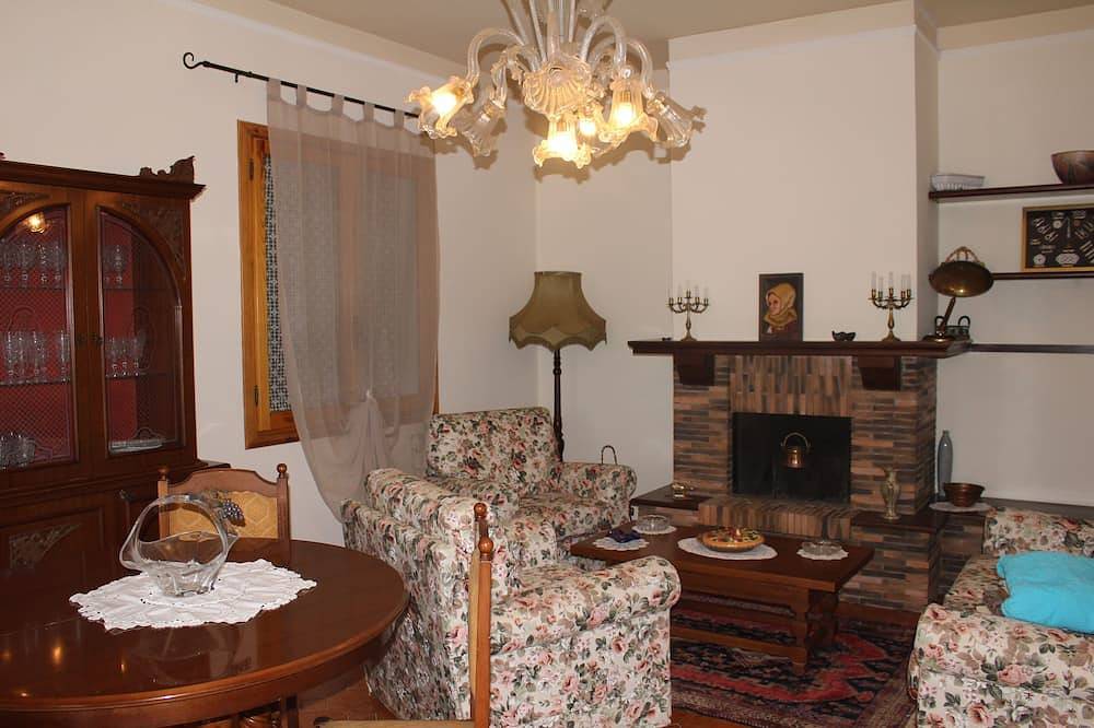 Ganze Wohnung, Apartment in Semi-detached Villa with Garden in Caramagna Ligure, Imperia