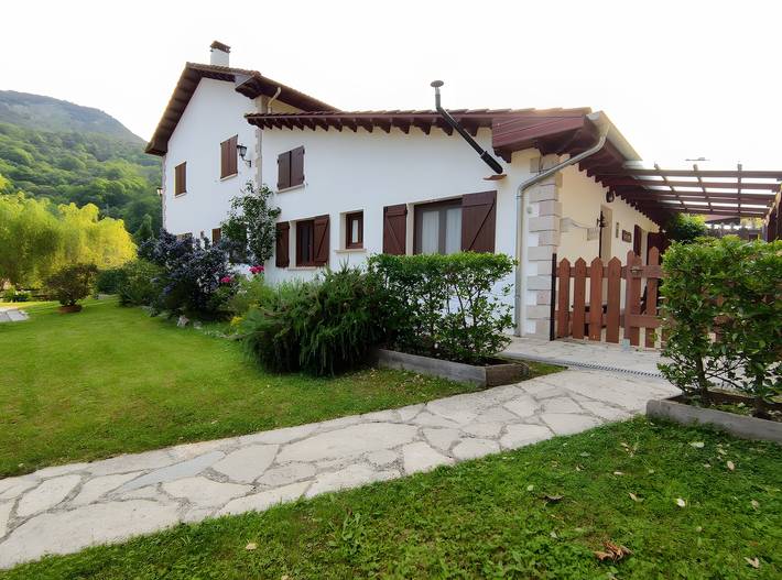 Entire apartment, Apartment 'Jana' with Mountain View, Private Terrace and Wi-Fi in Peñamellera Alta, Sierra del Cuera