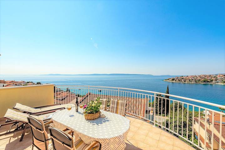 Ferienwohnung für 4 Personen, mit Balkon und Pool in Okrug Gornji