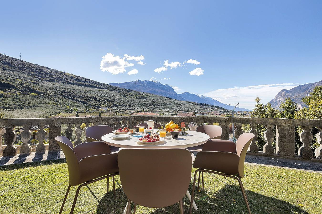 Ganze Wohnung, Historische Residenz mit Loggia und Seeblick in Riva del Garda in Riva del Garda, Gardasee-Berge