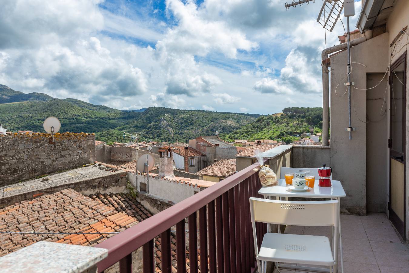 Ferienhaus 'La Casetta - Meer und Berge' mit Blick auf die Berge, Balkon und Wi-Fi in Scano di Montiferro, Sardinien