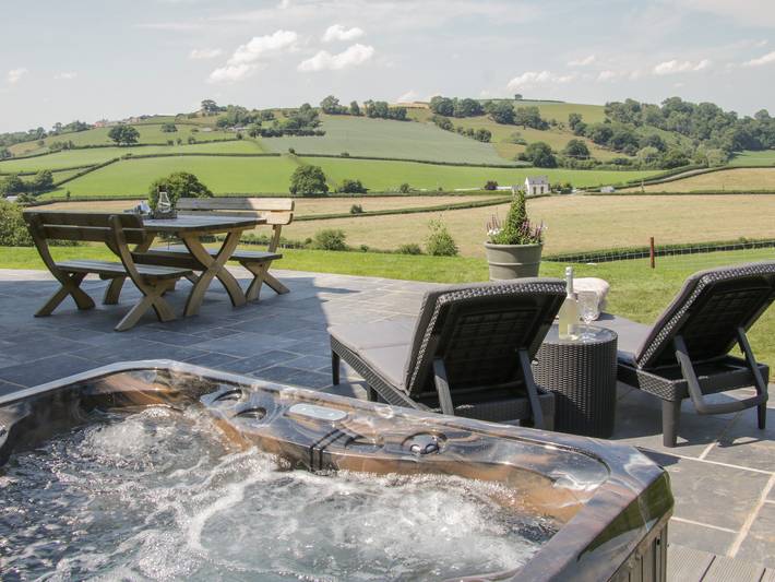 Lodge for 4 people, with garden and hot tub in Wales