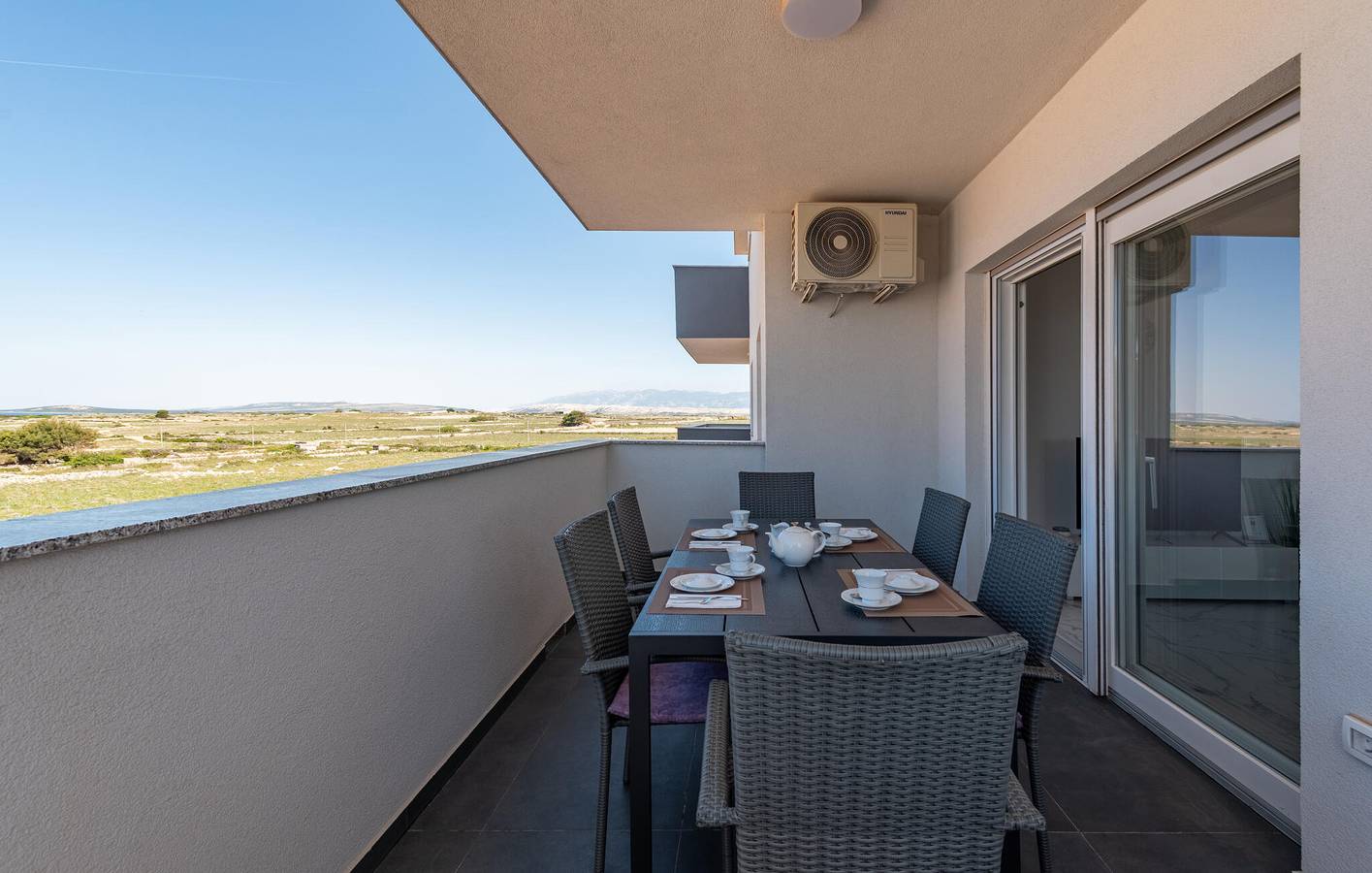 Ganze Ferienwohnung, Apartment am Meer mit Terrasse, Parkplatz und WLAN – 700 m vom Strand entfernt in Povljana, Pag