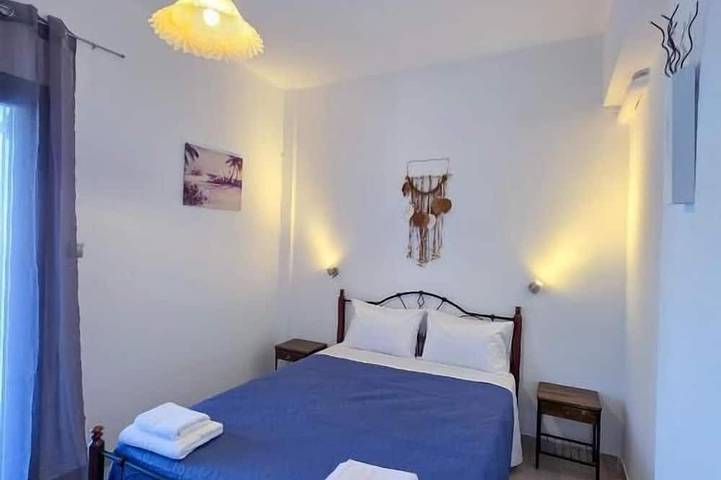 Bed and breakfast for 2 people, with garden in Santorini