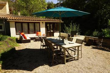 Gîte pour 2 personnes, avec vue ainsi que piscine et jardin à Caunes-Minervois