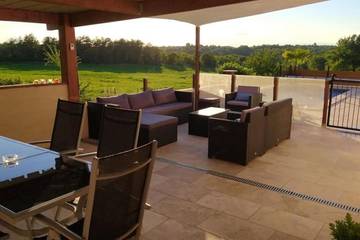 Gîte pour 6 personnes, avec vue ainsi que piscine et jardin à Labastide-Marnhac