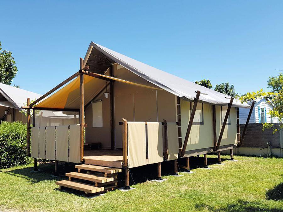 Camping Les Ecureuils - Tienda de lona y madera 4 personas - Tienda de campaña 2 dormitorios con terraza de madera 26m². in Saint-Hilaire-de-Riez, Vandea