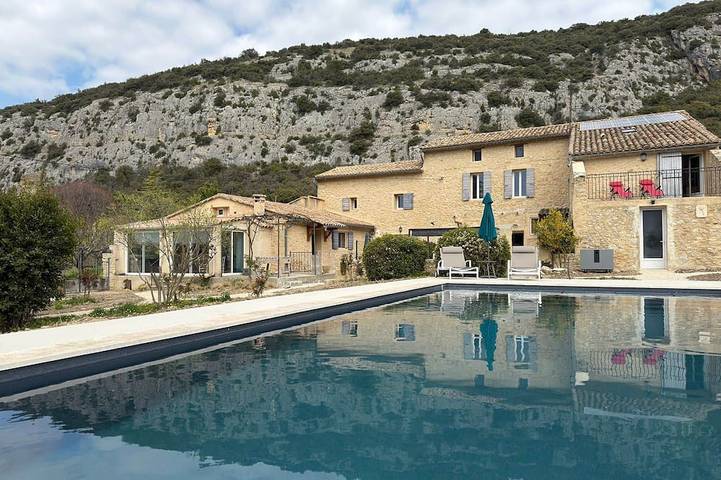 Location de vacances pour 15 personnes, avec jardin ainsi que balcon et piscine à Beaumont-du-Ventoux