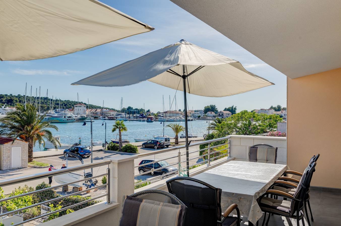 Apartamento vacacional entero, Seafront apt with terrace, 4 bedrooms and mooring in Rogoznica, Condado de Šibenik-Knin