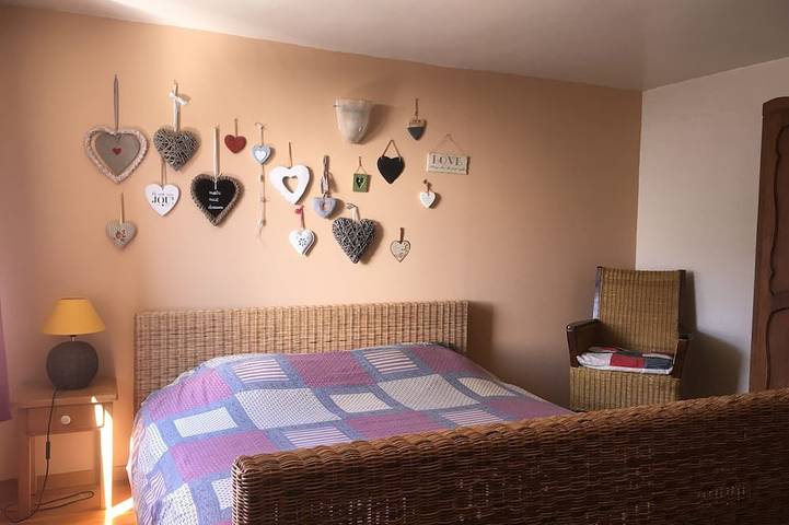 Ruim, comfortabel 4-persoonshuis Gezamenlijk verwarmd zwembad/open haard, tuin. in Hastière, Regio Namur