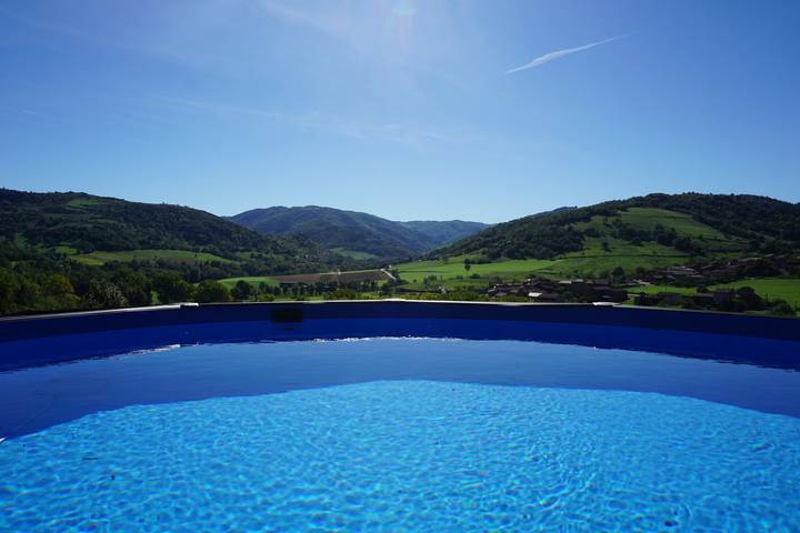 Gîte pour 6 personnes, avec piscine et jardin ainsi que terrasse et jacuzzi à Saint-Ilpize