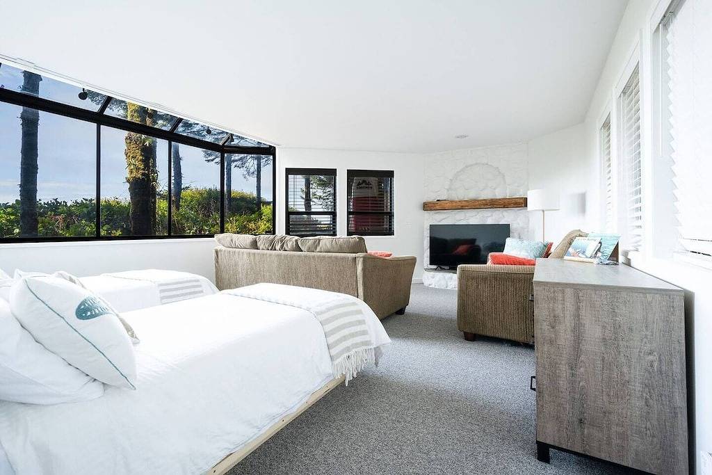 Surfside Lodge-N Chesterman Beach, Views, Sauna, Hot Tub in Tofino, Alberni-Clayoquot Regional District