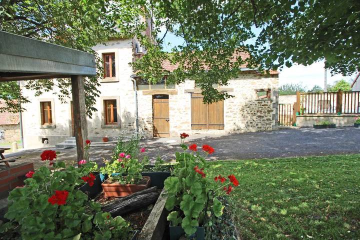 Gîte pour 12 personnes, avec jardin ainsi que terrasse et piscine