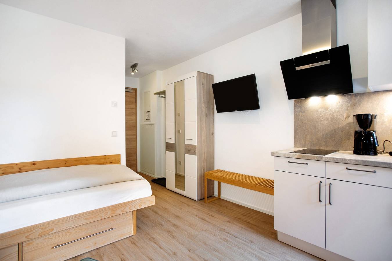 Ganzes Studio, Einzimmerapartment 'Appartement 7' mit gemeinsamer Terrasse, gemeinsamem Garten und Wi-Fi in Kirchseeon, Oberbayern