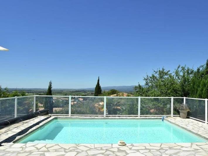 Location de vacances pour 8 personnes, avec vue ainsi que piscine et terrasse, animaux acceptés à Oupia