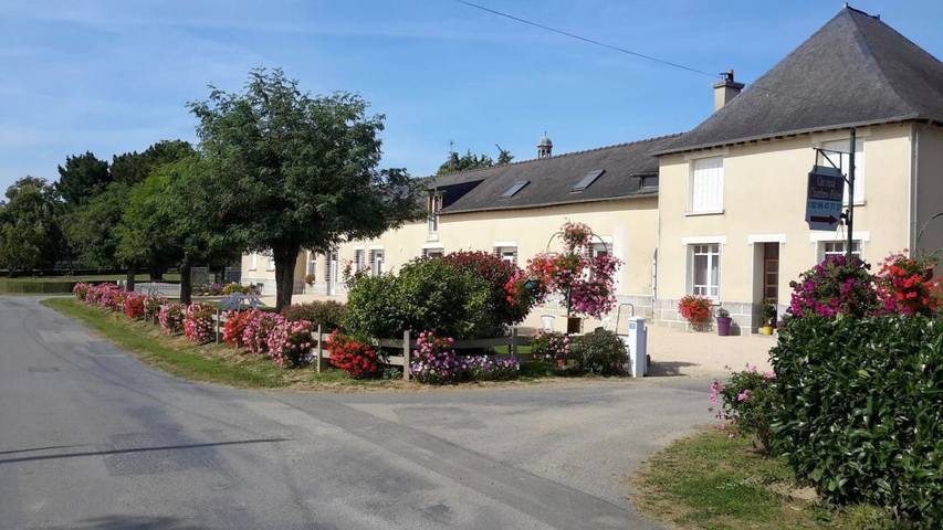 Gîte pour 15 personnes, avec piscine et vue sur le lac ainsi que vue et jardin à Le Theil-de-Bretagne