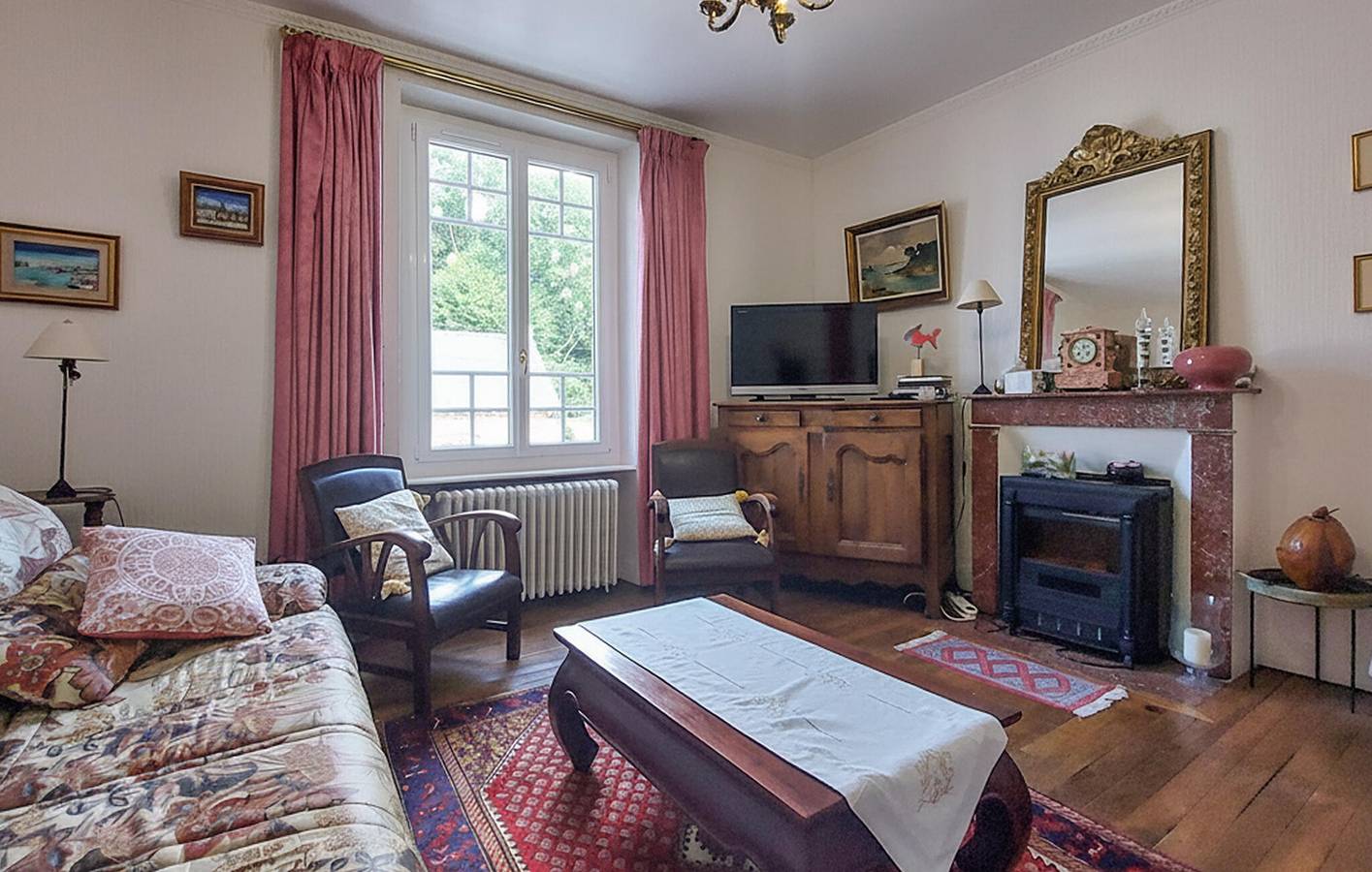 Entire holiday apartment, Charming Apartment with Garden, WiFi & Parking near Plage des Bas-Sablons in Saint-Malo, Saint-Malo region