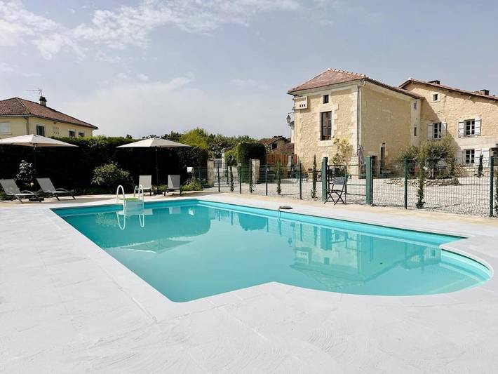 Location de vacances pour 4 personnes, avec jardin et piscine à Cherval