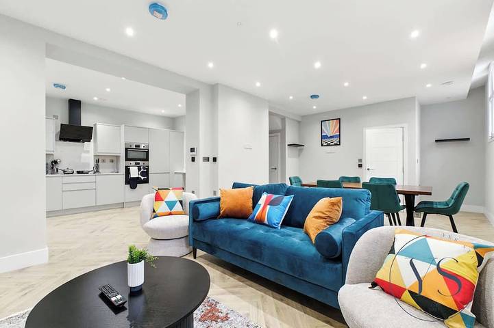 Glamping for 12 people, with garden in Birmingham