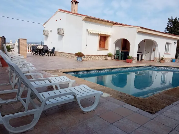 Ferienhaus für 3 Personen, mit Terrasse und Pool sowie Garten, mit Haustier - 1