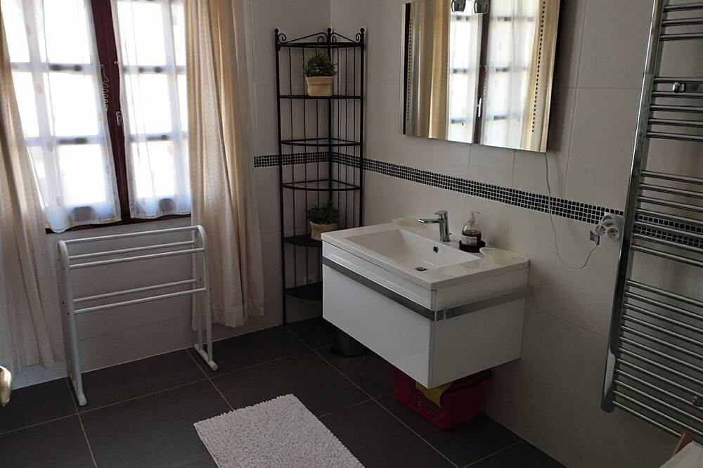 On holiday with the dog? House with enclosed garden in the center of Roquebrun. in Roquebrun, Béziers en omgeving