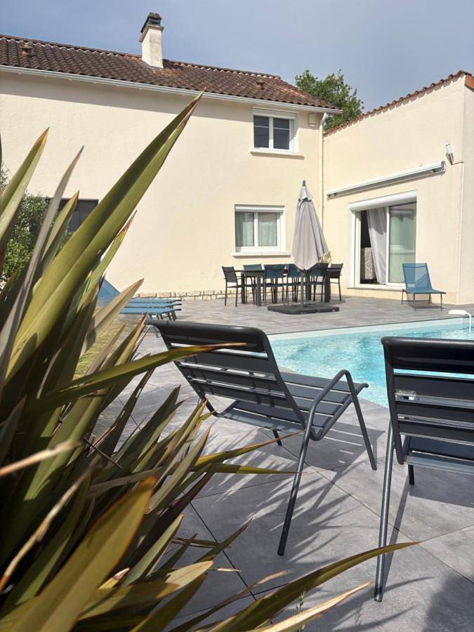 Location de vacances pour 8 personnes, avec piscine et jacuzzi ainsi que terrasse et jardin à Magné - 3