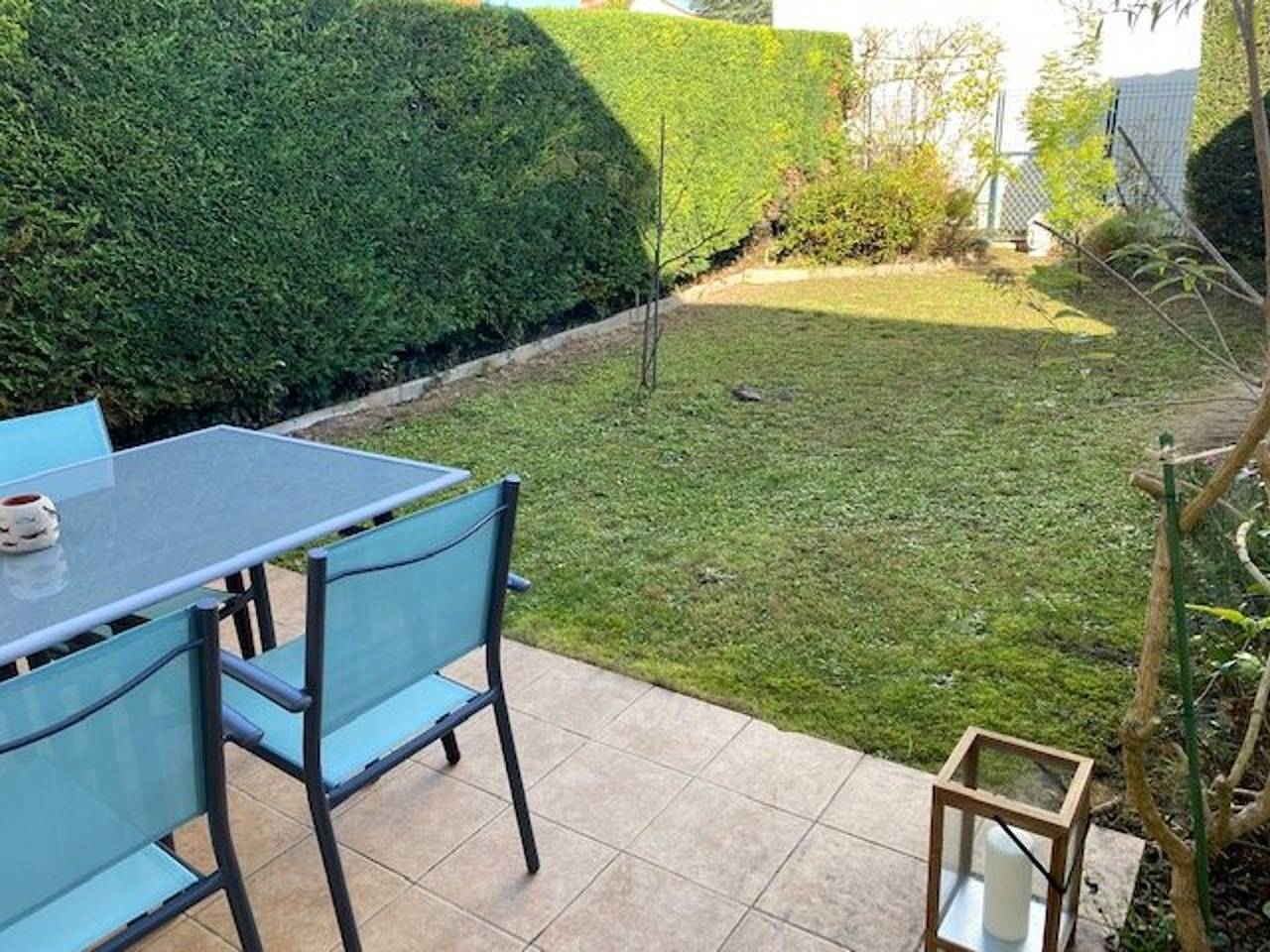 Charming Holiday Home with Garden View, Terrace, Balcony & Parking in Royan in Royan, Côte de Beauté