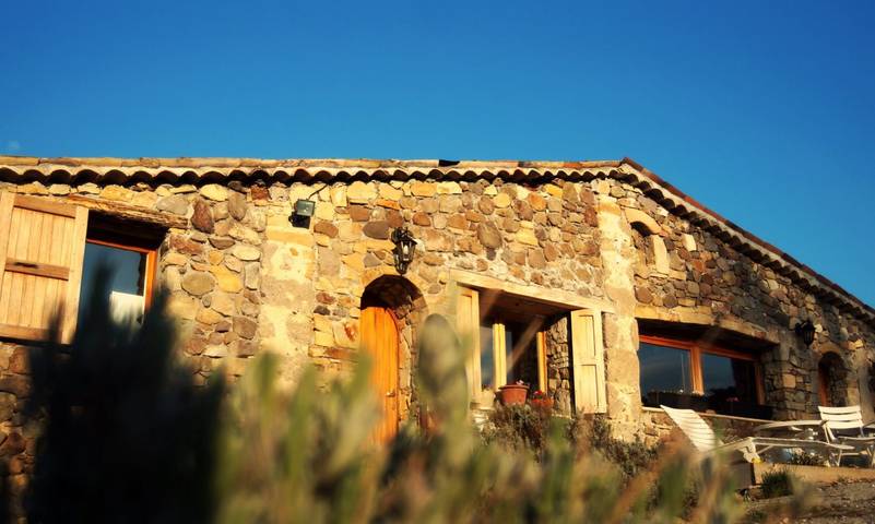 Gîte pour 2 personnes, avec jardin, animaux acceptés dans les Alpes-de-Haute-Provence